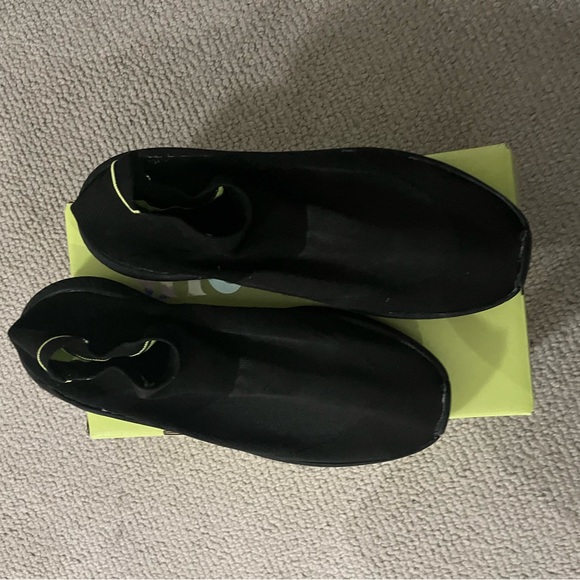 New Shertex shoes black slip on size 9 M - Picture 3 of 4
